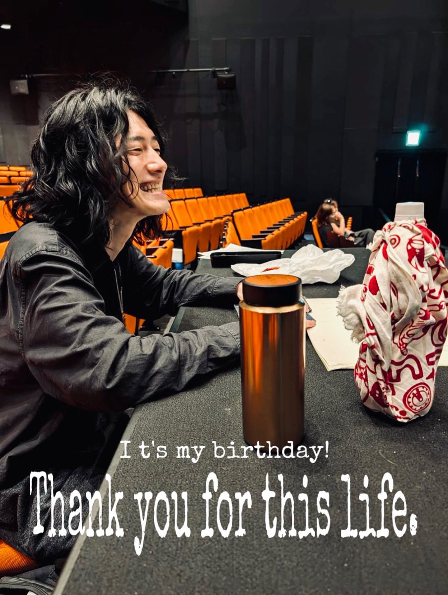 takumaobonro's tweet photo. 今日は僕の誕生日です。昨晩場当たりから帰って朝まで執筆をして（締切提出！！）仮眠して、本日、演出舞台の初日。物語に溺れる幸福な毎日を、上機嫌で過ごしております。

表現の場も多岐に渡り続け、大冒険みたいな人生は年々勢いを増していく。大好きなひとも減ることなく増え続けていく。これからどんな未来が待ち受けてるのだろうと浮き足だってます。

なんだかほんとうに感謝することばかりで、こんなに感謝の気持ちでいっぱいにしてくれることに感謝です。幸せです。どうかあなたが幸せでありますように！
