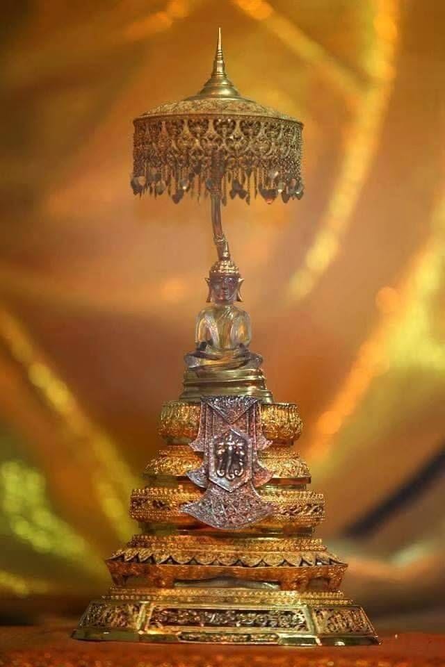 miscthailand's tweet photo. พระแก้วหยดน้ำค้าง หรือ พระพุทธบุษยรัตน์ เป็นพระพุทธรูปศิลปะสมัยเชียงแสน สร้างขึ้นจากแก้วผลึกใสบริสุทธิ์หรือหินเขี้ยวหนุมาน และได้รับการบันทึกว่าเป็นพระพุทธรูปบูชาประจำเมืองที่มีขนาดเล็กที่สุดในประเทศไทย ปัจจุบันประดิษฐานอยู่ที่วัดมหาธาตุ จ.ยโสธร https://t.co/0dH9saQQKo