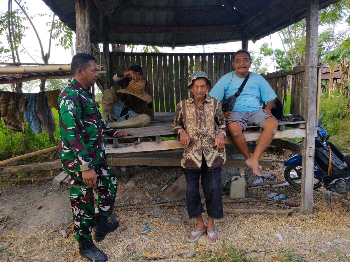 1420_sidrap's tweet photo. Babinsa Kelurahan Ulu Ale, Sertu Hasdi, melaksanakan komunikasi sosial (Komsos) bersama warga di Lingkungan II Bola Eppae, Kelurahan Ulu Ale, Kecamatan Watang Pulu, Kabupaten Sidrap. Rabu (08/07/2026).

#puspentni
#dispenad
#pusterad
#KodamXIVHasanuddin
#korem141toddopuli https://t.co/Q8TY3rf1mV