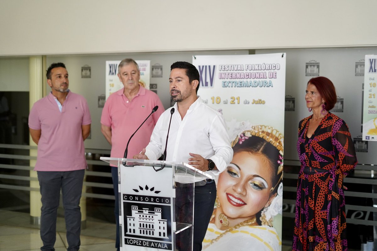 aytodebadajoz's tweet photo. 🌍🎶🥁 Un año más #Badajoz acoge el Festival Folklórico Internacional de #Extremadura: "Las calles se llenan de colorido y cultura internacional demostrando que somos una ciudad de acogida".

🗓️ Del 10 al 21 de julio el festival celebra su 45ª edición con la participación de grupos de Bulgaria, Colombia, Costa de Marfil, Rumanía, Portugal, Huesca y Talavera La Real, así como el Grupo Regajales y la Compañía Larreal.

🇪🇸 Además, el 11 de julio también tendrá lugar el festival nacional infantil en la #PlazaAlta con grupos de Lorca, Burgos y Badajoz.

👏 El concejal delegado José Antonio Casablanca ha agradecido a todas las entidades que lo hacen posible, así como a la Asociación de Coros y Danzas de Badajoz por ejercer de de anfitrión.