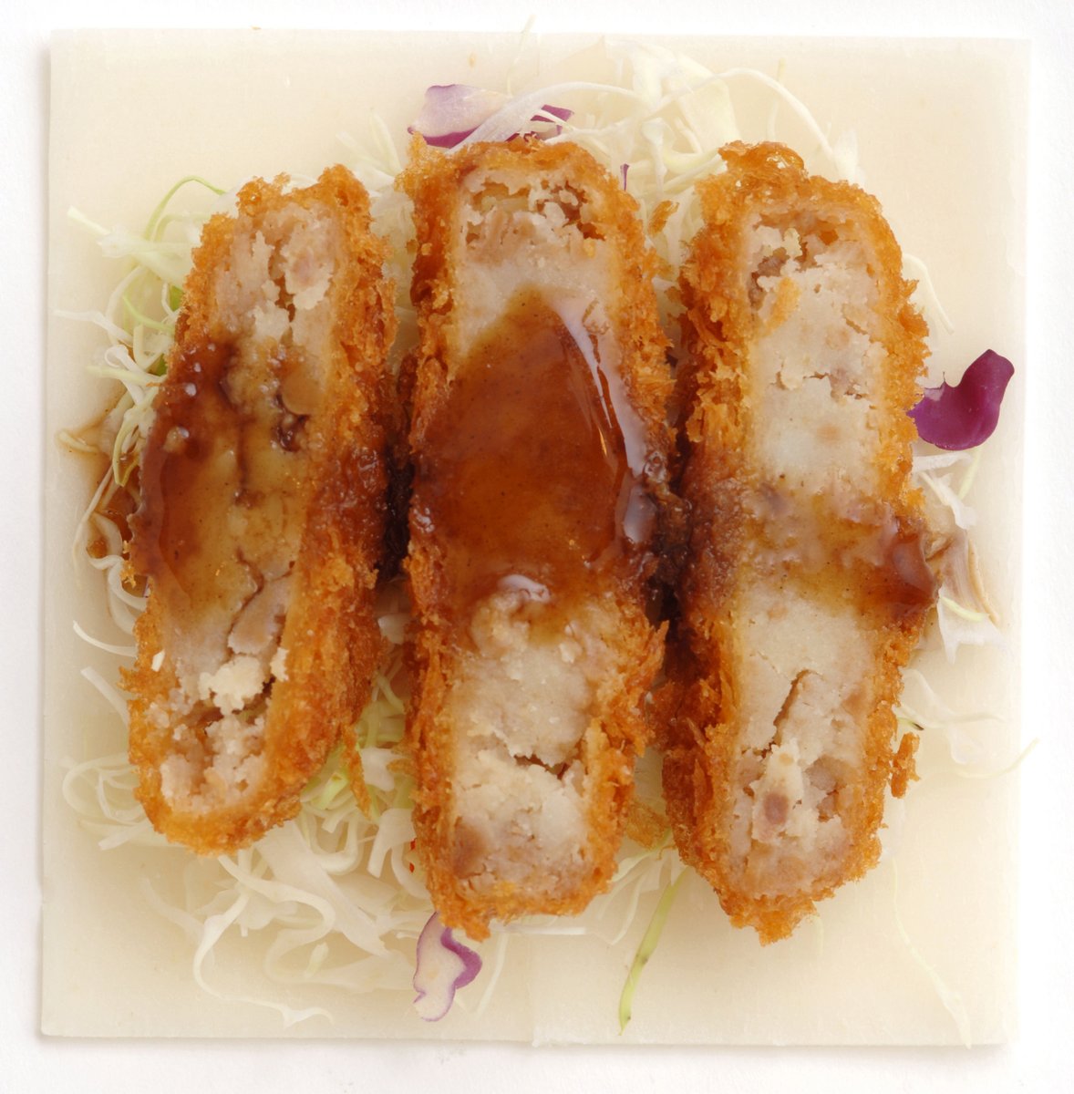 moffle_jp's tweet photo. モッフルヒストリー
サンドモッフル：薄いお餅に上下で食材を挟んで焼く。
ブーム時のご提案③　洋風（一般）

一般的には身近な食材を挟んで焼いて提案していました。分厚いものもモッフルメーカーでは挟めるので、あらゆるものを、楽しく入れていました。
お客様の驚きの顔が常にありました。

画像はコロッケ、パスタ、ピザ、カニサラダ
#モッフル #サンドモッフル #洋風 #洋の食材