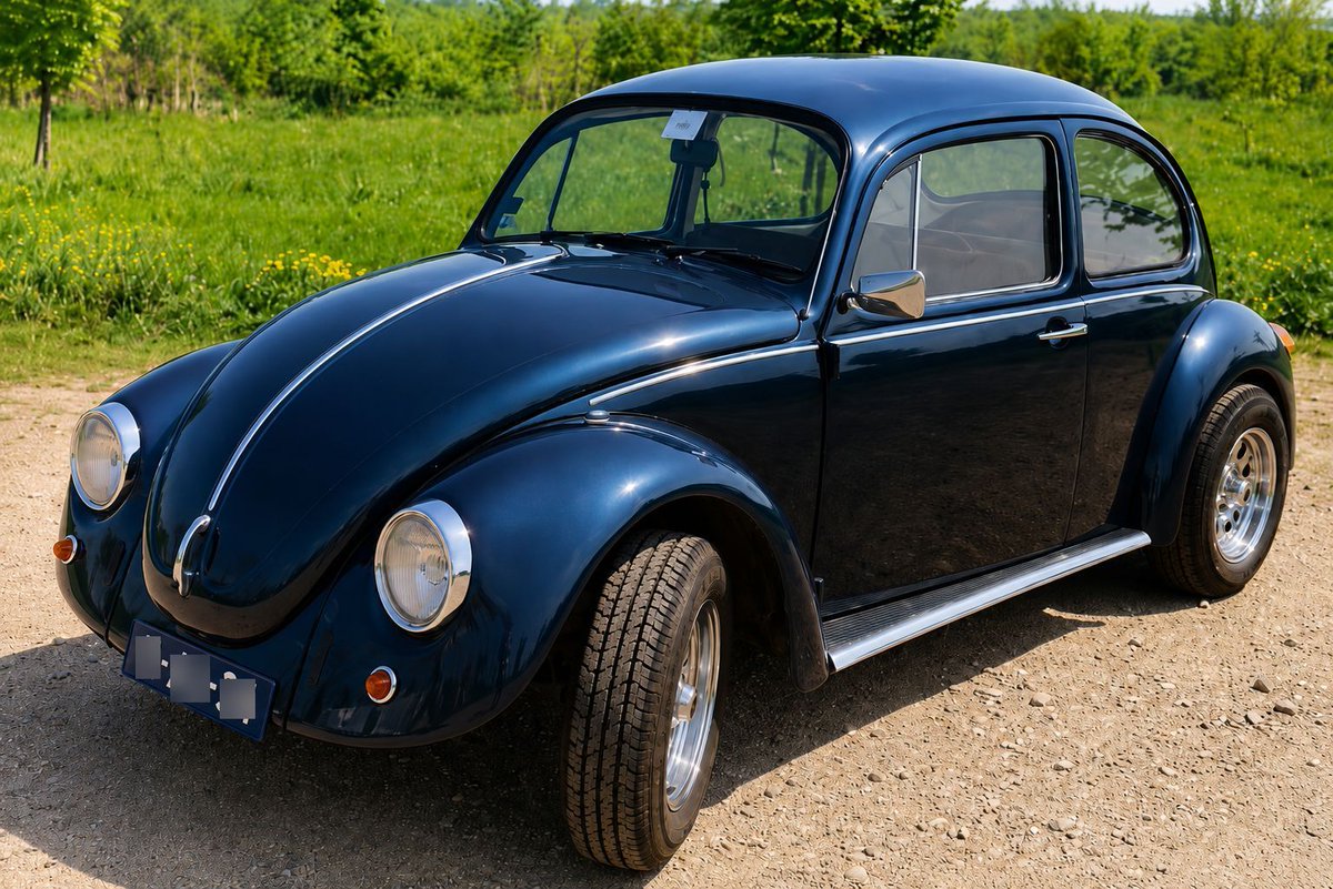 Mdiks1's tweet photo. Voor te veel geld kocht ik een te slechte auto.
Beste deal van mijn leven.

Ik was 20, werkte bij mijn vader op kantoor aan huis. Voor de deur stond mijn eerste auto: een VW Kever, mooi vanbuiten, onder de motorkap een drama. Voor teveel geld gekocht, en daarna nog te duur laten opknappen.

Op een dag kwam een inspecteur van Aegon langs, zag de Kever staan en zei: wist je dat wij een oldtimerverzekering hebben? Eén opmerking, één geparkeerde auto. Daar begon de expansie van Diks verzekeringen, het kantoor dat mijn vader had opgericht.

Maar de Kever leerde me ook iets oncomfortabels. Mijn auto liet ik opknappen. Mijn websites liet ik bouwen. Mijn salesfunnels liet ik bouwen. Twee linkerhanden: ik wist precies wat ik wilde, nooit hoe ik het zelf moest maken. Dus betaalde ik anderen, steeds opnieuw.

Tot nu. Met AI bouw ik het eindelijk zelf. De afstand tussen wat ik bedenk en wat ik maak is bijna nul.

Die Kever heb ik niet meer, hij wisselde in mei van eigenaar volgens het RDW. Als iemand hem tegenkomt: een donkerblauwe, opgeknapte Kever met een verhaal dat groter werd dan de auto zelf. Laat het me weten.