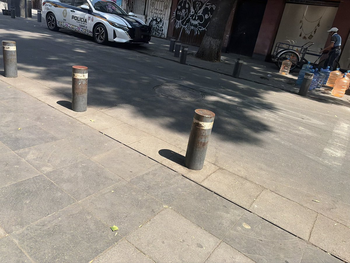xis_le's tweet photo. Alcaldesa @AlessandraRdlv, En Cjon. héroes del 57, entre la calle Belisario Domínguez y Cuba, hay 2 estacionamientos que impiden el paso a peatones, adultos mayores y gente discapacitada, adjunto evidencia. Están coludidos con policías por dinero y lavado de patrullas. https://t.co/xFFSOCnJGe