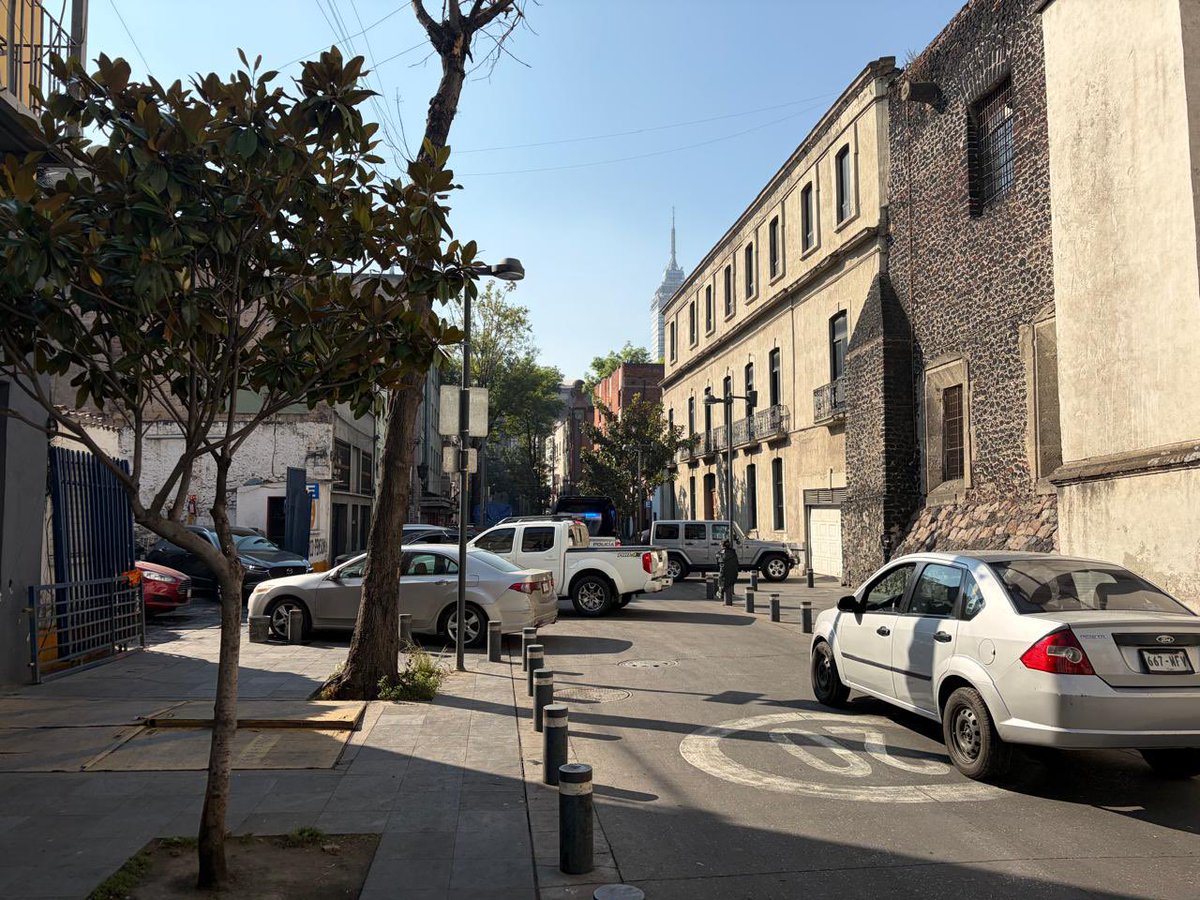 xis_le's tweet photo. Alcaldesa @AlessandraRdlv, En Cjon. héroes del 57, entre la calle Belisario Domínguez y Cuba, hay 2 estacionamientos que impiden el paso a peatones, adultos mayores y gente discapacitada, adjunto evidencia. Están coludidos con policías por dinero y lavado de patrullas. https://t.co/xFFSOCnJGe