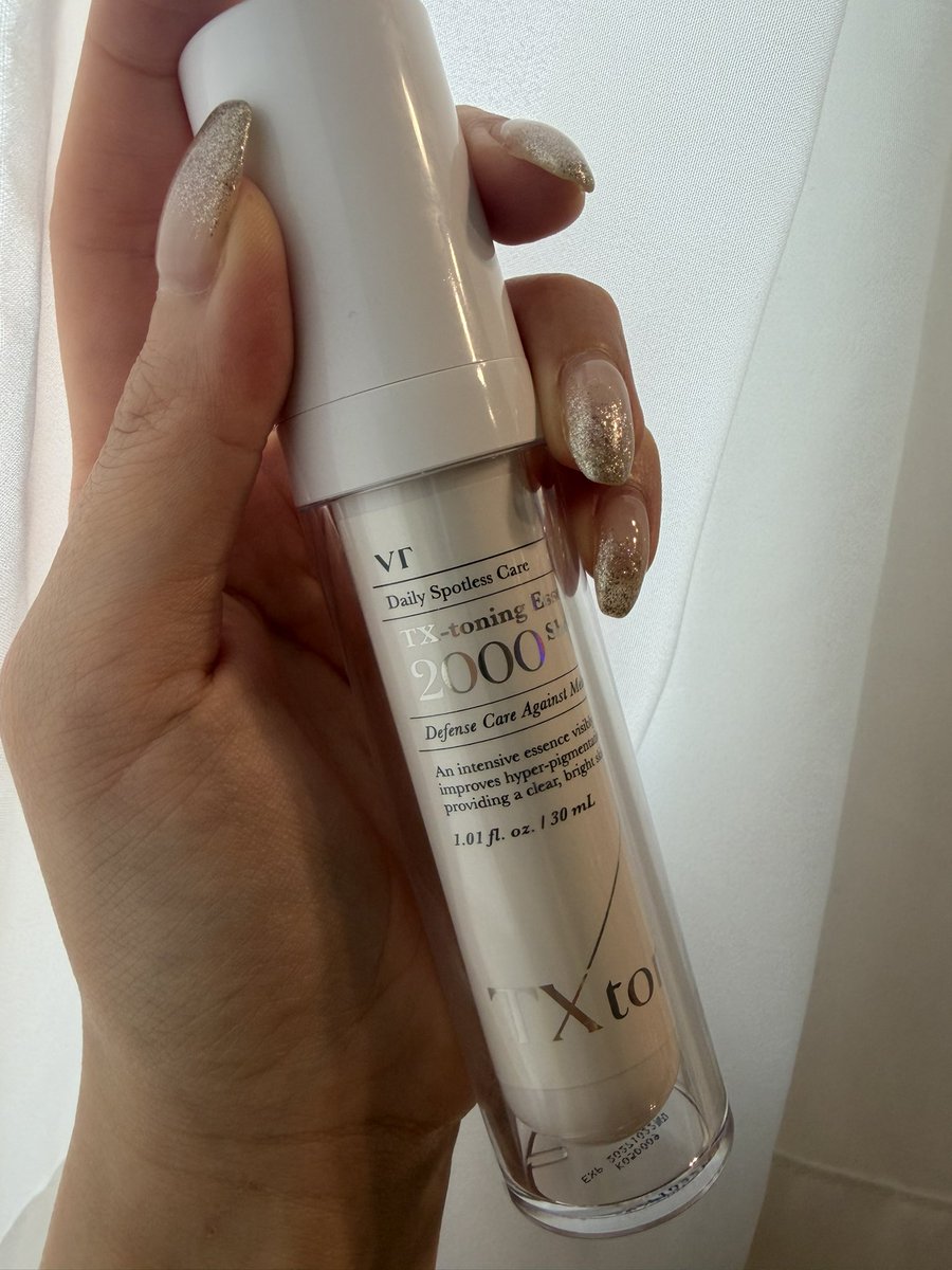 innerie1's tweet photo. 最近使い始めた
VTのTX-toning Essence2000

肌にスッと馴染んでベタつかないから、朝も夜も使ってる。

チクチク感も痛すぎなくて、やっと自分に合うVTに出会えた気がする🥹
トラネキサム酸配合で、今年の夏はこれで透明感のある肌を目指したいー！

急なただのお気に入り紹介♡ https://t.co/p7OfHQpCh5