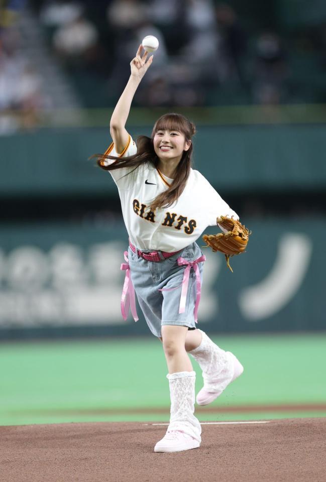 Miimg11's tweet photo. ももクロ・佐々木彩夏がショーパン姿で始球式　大きく振りかぶって豪快投球もスリーバウンド　球場全体からの拍手に満面の笑み
https://t.co/RmROTvtZDp https://t.co/miM3ZNWPbJ