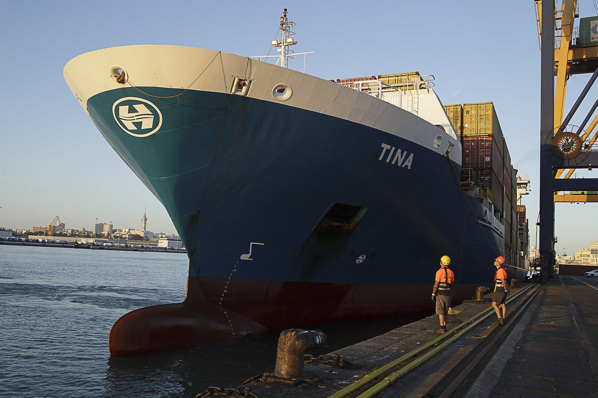 puertodecadiz's tweet photo. Hoy el Puerto de #Cádiz amaneció con la entrada del portacontenedores TINA.
Compartimos con vosotros unas fotografías.
#containership #Tina #portofspain #mooring #mundoports https://t.co/VGmK4ZUt53