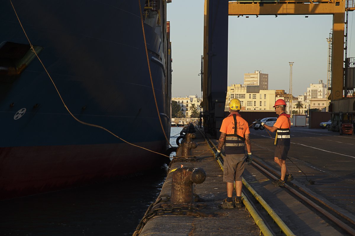 puertodecadiz's tweet photo. Hoy el Puerto de #Cádiz amaneció con la entrada del portacontenedores TINA.
Compartimos con vosotros unas fotografías.
#containership #Tina #portofspain #mooring #mundoports https://t.co/VGmK4ZUt53