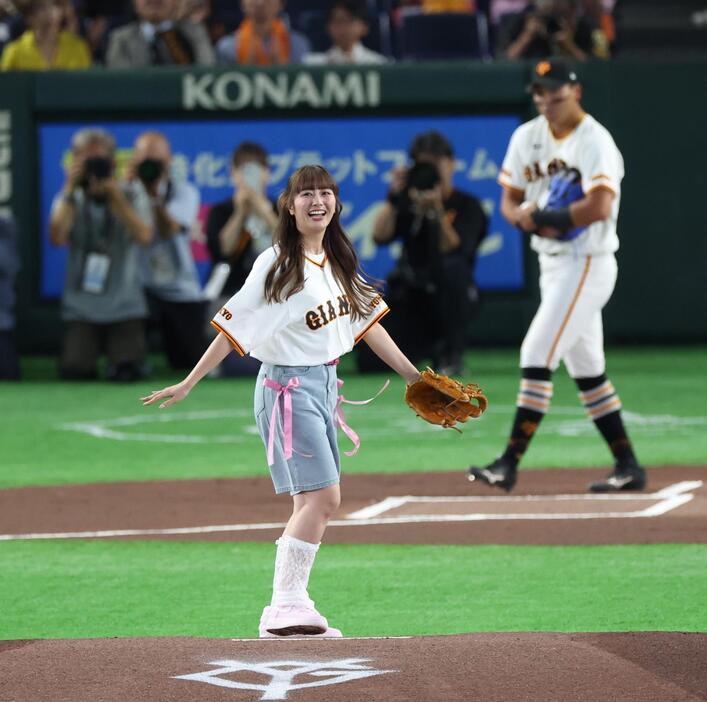 Miimg11's tweet photo. ももクロ・佐々木彩夏がショーパン姿で始球式　大きく振りかぶって豪快投球もスリーバウンド　球場全体からの拍手に満面の笑み
https://t.co/RmROTvtZDp https://t.co/miM3ZNWPbJ