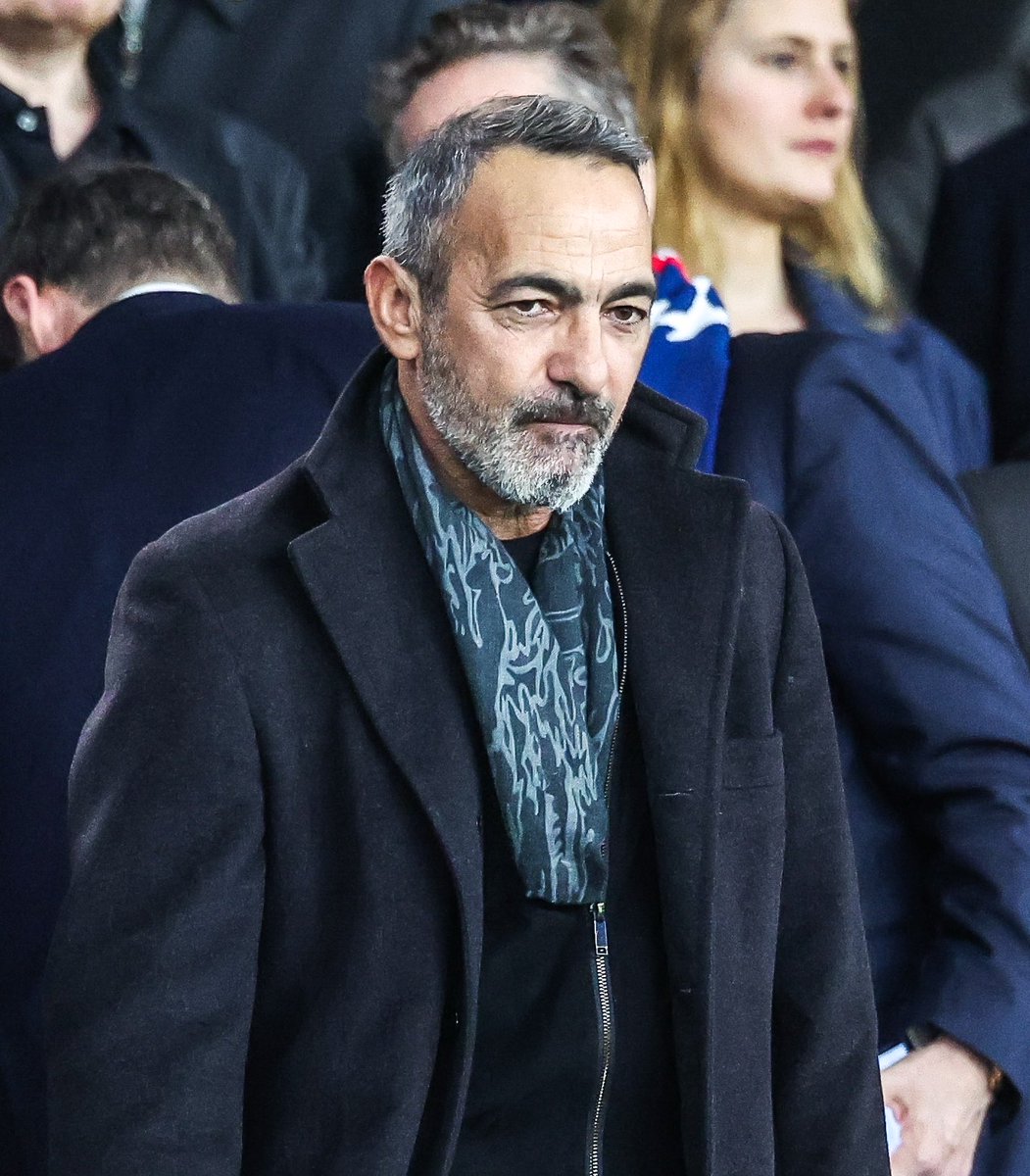 ActuFoot_'s tweet photo. 🚨 Youri Djorkaeff 🇫🇷 : « T’AS REGARDÉ BRÉSIL 🇧🇷 - 🇳🇴 NORVÈGE ? T’AS ENVIE DE VOMIR QUAND TU REGARDES CE BRÉSIL 🇧🇷. 🤢

Que ce soit Neymar 🇧🇷, 35 ans, qui arrive, ÇA FAIT 5 ANS QU’IL JOUE PLUS… et c’est lui un peu à la fin qui crée quelque chose. 

MAIS LES AUTRES ILS SONT OÙ ? Les Brésiliens techniciens ? TU NE VAS PAS ME VENDRE PAQUETA OU JE NE SAIS PAS QUI. 🥶

Sincèrement C’EST UNE ABERRATION. Quand je te parle de qualité, c’est juste LE CONTRÔLE. 

Endrick il a poussé le ballon, il est TOUT SEUL devant le gardien… SI C’EST RONALDO LE FENOMENO, IL TE CASSE LES REINS DU GARDIEN , et après il finit. » 🥵

🎙️ @AfterRMC