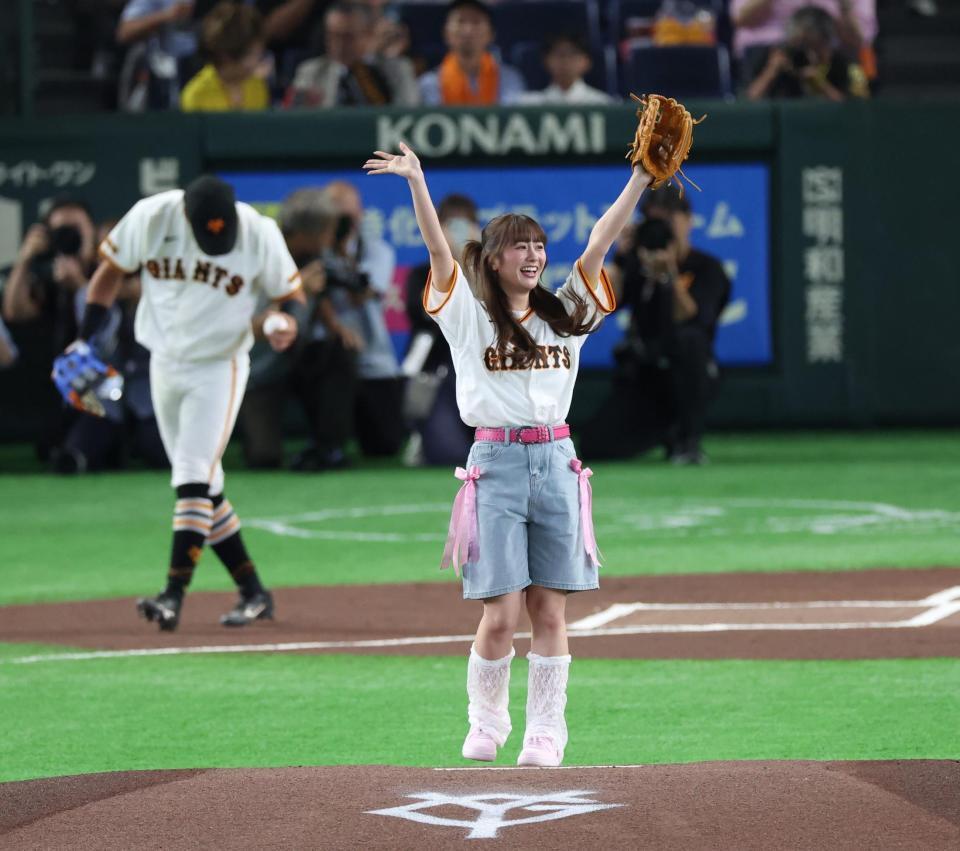 Miimg11's tweet photo. ももクロ・佐々木彩夏がショーパン姿で始球式　大きく振りかぶって豪快投球もスリーバウンド　球場全体からの拍手に満面の笑み
https://t.co/RmROTvtZDp https://t.co/miM3ZNWPbJ
