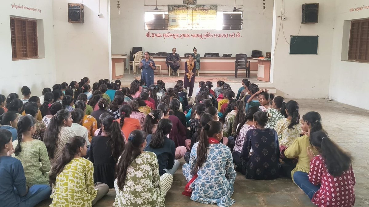 ajaykumar_barot's tweet photo. આજરોજ આયુષ્માન આરોગ્ય મંદિર મનોરપુર ના પેટા ગામ રૂપાલ ખાતેની રૂપાલ હાઈ સ્કુલ રૂપાલ ખાતે કિશોરીઓને માસિક સ્વચ્છતા વિશે આરોગ્યલક્ષી માર્ગદર્શન એડોલેશન કાઉન્સિલર નિકિતાબેન પટેલ દ્વારા આપવામાં આવ્યું.
@CdhoSabarkantha 
@AdhoSabarkantha 
@THOHimatnagar 
@SBCC_Desasan https://t.co/n6ApZybryb