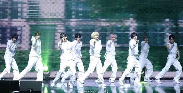 ahofoha_event's tweet photo. AHOF at today's showcase for their comeback with the 3rd Mini Album, RUN TO YOU. Congratulations on another exciting milestone! We're so proud of you and can't wait to cheer you on throughout this promotion. Let's run together, FOHA! 💙🏃‍♂️
 #AHOF #RUN_TO_YOU https://t.co/Jqn8uOakuD