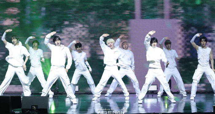 ahofoha_event's tweet photo. AHOF at today's showcase for their comeback with the 3rd Mini Album, RUN TO YOU. Congratulations on another exciting milestone! We're so proud of you and can't wait to cheer you on throughout this promotion. Let's run together, FOHA! 💙🏃‍♂️
 #AHOF #RUN_TO_YOU https://t.co/Jqn8uOakuD