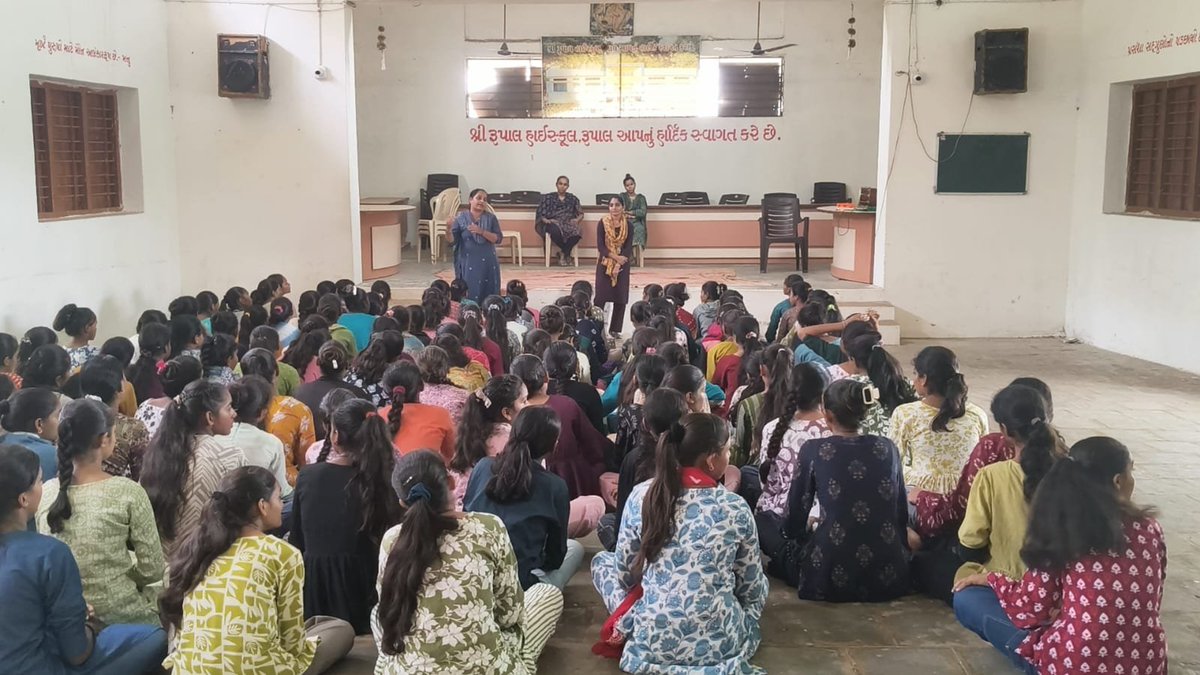 ajaykumar_barot's tweet photo. આજરોજ આયુષ્માન આરોગ્ય મંદિર મનોરપુર ના પેટા ગામ રૂપાલ ખાતેની રૂપાલ હાઈ સ્કુલ રૂપાલ ખાતે કિશોરીઓને માસિક સ્વચ્છતા વિશે આરોગ્યલક્ષી માર્ગદર્શન એડોલેશન કાઉન્સિલર નિકિતાબેન પટેલ દ્વારા આપવામાં આવ્યું.
@CdhoSabarkantha 
@AdhoSabarkantha 
@THOHimatnagar 
@SBCC_Desasan https://t.co/n6ApZybryb
