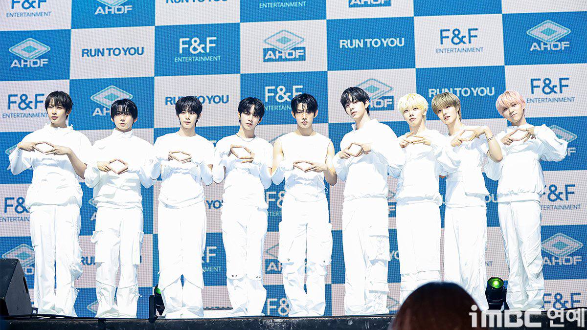 ahofoha_event's tweet photo. AHOF at today's showcase for their comeback with the 3rd Mini Album, RUN TO YOU. Congratulations on another exciting milestone! We're so proud of you and can't wait to cheer you on throughout this promotion. Let's run together, FOHA! 💙🏃‍♂️
 #AHOF #RUN_TO_YOU https://t.co/Jqn8uOakuD