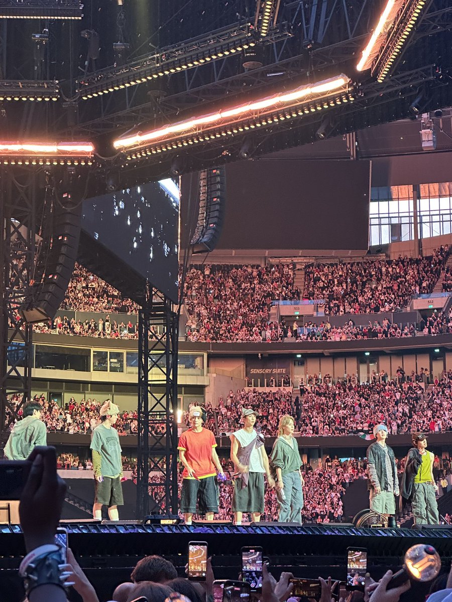 mnbrwooo's tweet photo. angels #bts #london https://t.co/1rTUnn3zaE