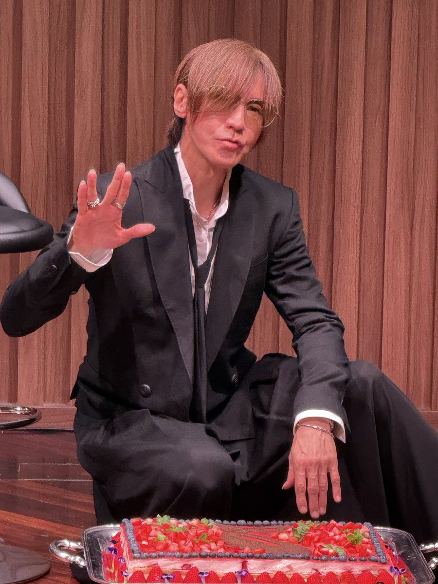 o7sXL8Opanjyeu9's tweet photo. SUGIZOさん🎸🎻お誕生日おめでとうございます🎁👏SUGIZOバースデーパーティー🎂第一部、至福の時間でした⌛️真矢は病に苦しんで…俺は怪我に苦しんでね…お互いに長生きしましょうね💪と…SUGIZO神様のお言葉沁みました🐈⬛🫶 #SUGIZO #SUGIPIC #SUGIZOバースデー https://t.co/zTgjN2fzbV