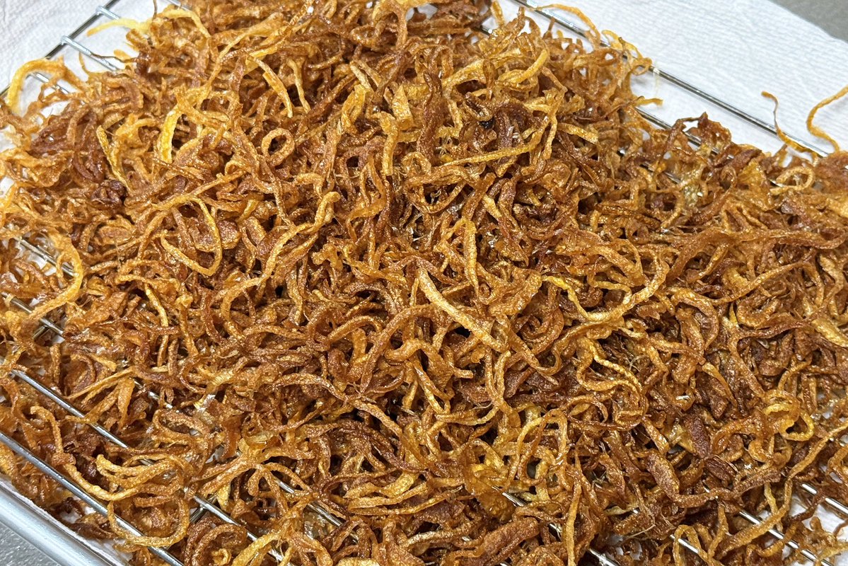 loser_biryani's tweet photo. ビリヤニのフライドオニオン。

120℃をキープし、ムラなくこまめに混ぜながら30分かけて揚げます。
130℃を超えると酸味や苦味が出るので、この温度で甘味とカラメル香とメイラード香を引き出します。

マトンビリヤニダブルマサラには2��量使用。深い甘味と複雑なうま味のあるベースを作ります。 https://t.co/jtJtnhuemu