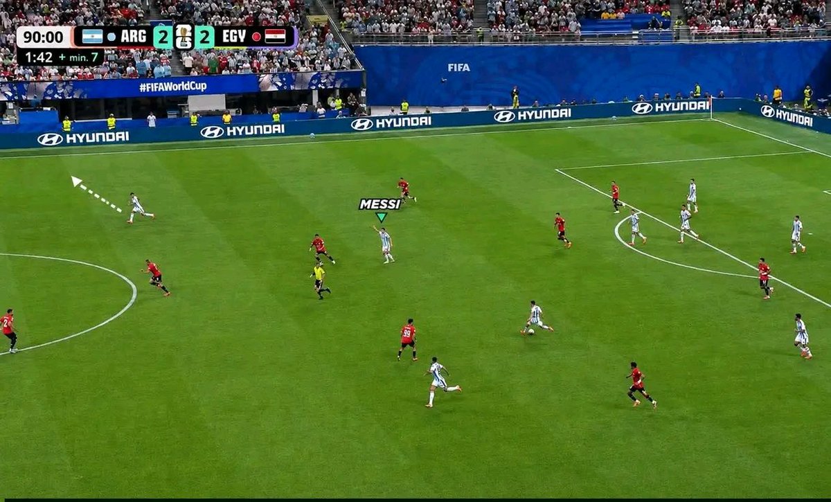 BeHarmonyy's tweet photo. In the 90th minute, Paredes received the ball and was about to pass it to Messi, as usual.

But Messi told him to play a long ball to Lautaro instead. Paredes listened, picked him out with a perfect pass, and put him through on goal. https://t.co/2bojVNejU6