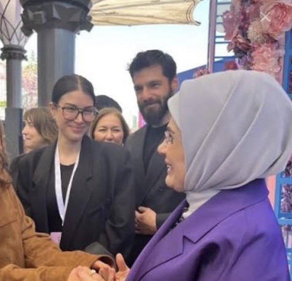 serenhanadmigiI's tweet photo. Galiba ayrılıklarına ulaş tuna sebep olmuş kocası kıskanıyordu zaten şu soldaki poz biraz garipti evli kadının başka bir erkeğin bacaklarının arasında ne işi vardı? Emine erdoğanın manevi kızı deniz baysala hiç yakışmadı hiç https://t.co/CXp8G1p9q4