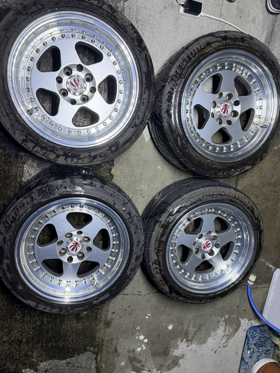 Ag_EF8's tweet photo. #拡散希望
バンザイスポーツ　15インチ　8J+20 4本
転がし用カッチカチ71R付き
5万
新潟or群馬ならある程度の距離持っていけます。 https://t.co/s2D3AXyljc