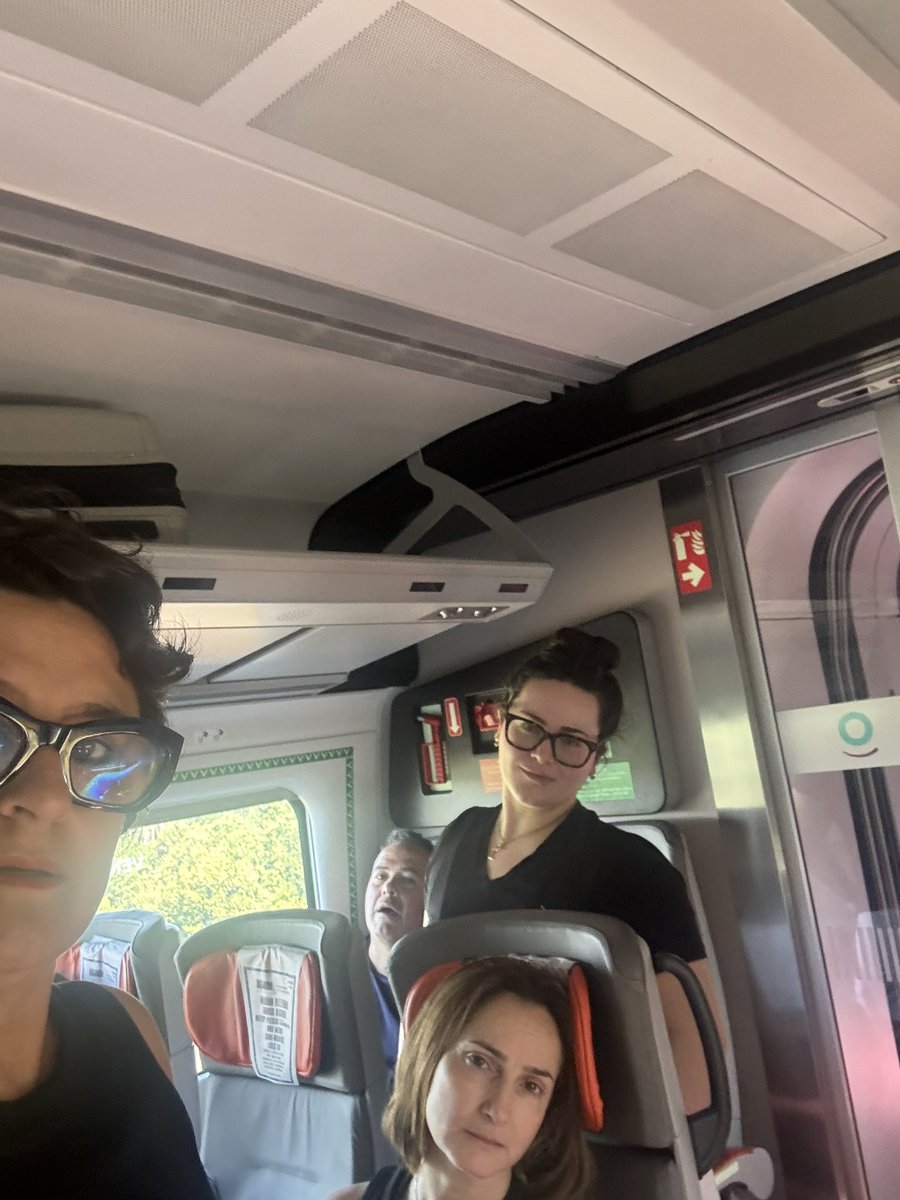 LauraSeara's tweet photo. ‼️Atención. Tren Avlo de Ourense a Santiago (viene de Madrid) parado más de 1 hora al sol, sin aire, sin personal, sin cafetería, sin información. Solo nos han dicho hace 1h que falla la catenaria. Esto no puede ser. @Renfe @Adif_es https://t.co/oFQ316oicc