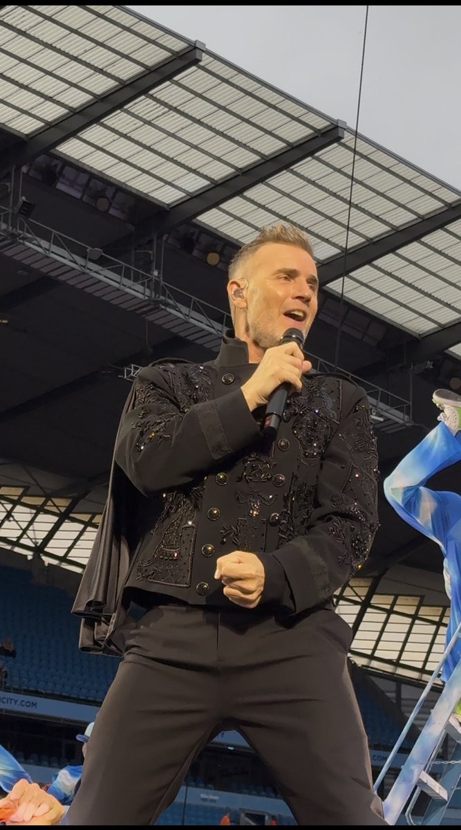 LucyTT4's tweet photo. Thank you for the most incredible few weeks @GaryBarlow I will never ever forget running away with the circus in 2026 it’s been magical ❤️🎪🐘😍 #takethat #garybarlow https://t.co/PjHHI0bZSI