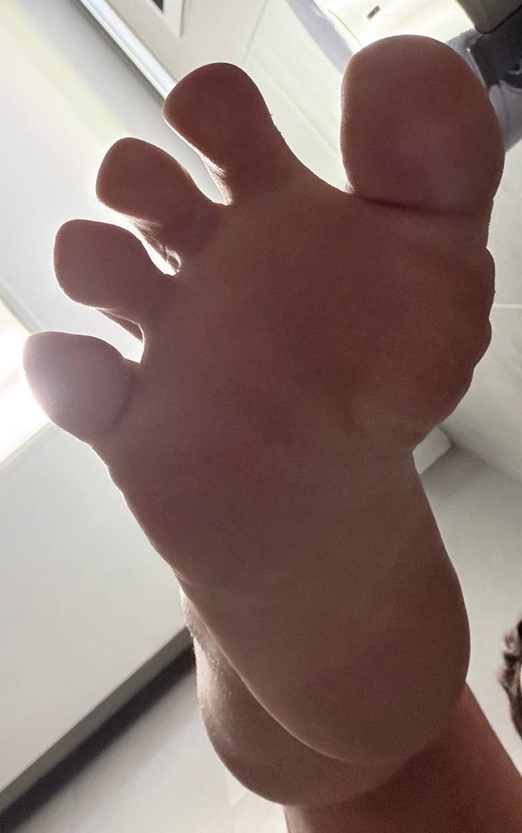 SlutStormAD's tweet photo. *steps on you* >\\\<

#malefeet #feet https://t.co/JSo4vOKRfN