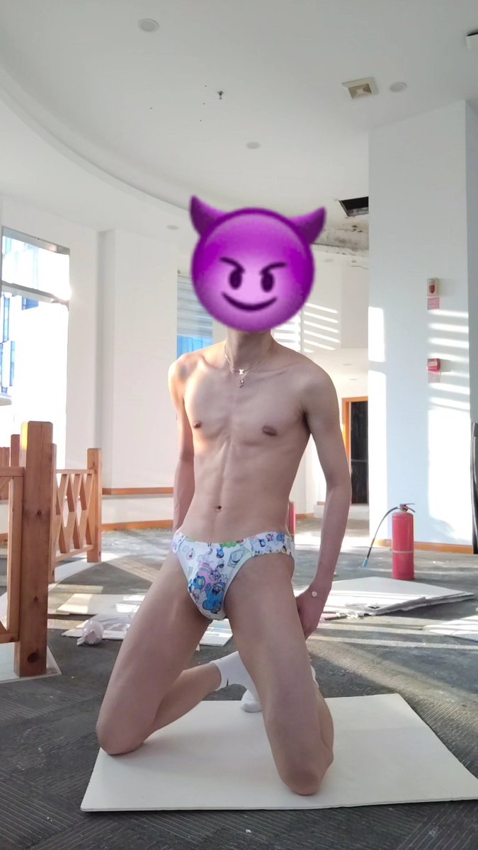 strey_trey's tweet photo. 废弃的阳光房里怎么有一个大哥哥！

#男高 #男大 #暴露 #天体  #废土 #正太 #反差 #Os #1m #side #鸡巴 #帅哥 #大屌 #极限暴露 https://t.co/QyUAhyid7F