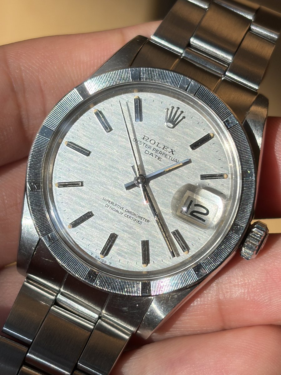 carese's tweet photo. 1974年頃に製造された、ロレックス・Ref.1501・オイスターパーペチュアルデイトのモザイクダイアルが久々に入荷です。ブルーやグレーはこれまで何度かご紹介してきましたが、シルバーは実はあまり見かけません。馴染みのある色だからこそ、モザイク本来の輝きが引き立ち、ブレスを含めシルバーで統一された、控えめな個性が魅力的です。またケースデザインの要であるターンドベゼルも、シャキッとエッジが立ち、年式の一致したフルコマの巻きブレスも、コンディションは申し分ありません。どこか涼しげで爽やかな表情のオイスターパーペチュアルデイト、この機会に是非ご検討ください。
