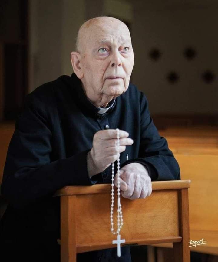 JustAdaugoijele's tweet photo. Say the Rosary every day. Pray, pray, and nothing more is necessary.” https://t.co/1aK1gwNL01