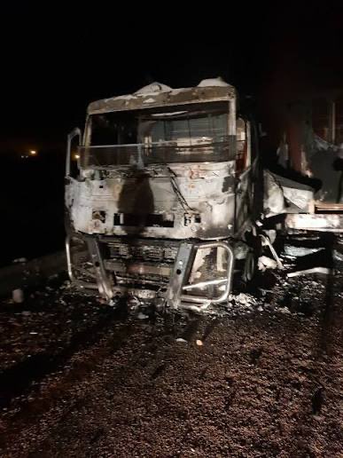 CitizenAfrika's tweet photo. #Burundi #Rwanda #RDC 🚨🚨🚨

🚨URGENT🚨

🛑3 camions remplis de matériels &amp; soldats burundais du @CnddFdd qui partaient en renfort à Mulima , sont tombés dans une embuscade près du territoire de Fizi.

‼️Bilan : Aucun survivant, tous sont morts ‼️

🔥🔥🔥 https://t.co/Gn4xiZJpSn