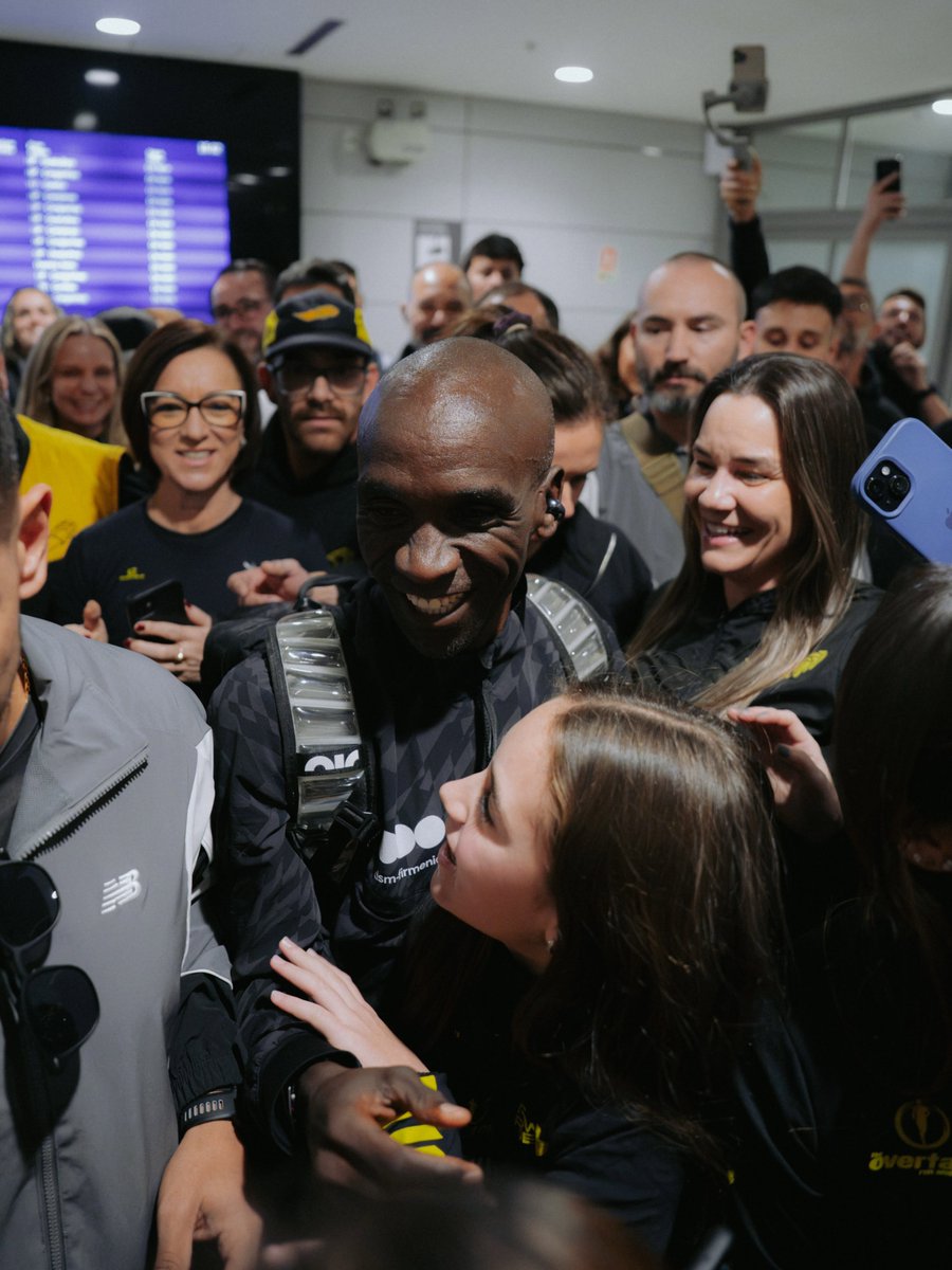 kass_fm's tweet photo. Kenyan marathon legend Eliud Kipchoge receives a warm welcome from fans upon his arrival in Brazil ahead of the NB 42K Porto Alegre event
#KassNews #KassDigital https://t.co/pzSifi7fq7