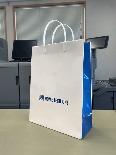bpo_dm's tweet photo. 当社のすぐ近くのリフォーム会社、ホームテックワン様からオリジナル手提げ袋のご依頼。お客様訪問時にカタログなどで結構なボリュームになるそうで、ある程度の重みに耐えられて水濡れにも強いラミコーティングの手提げ袋しました。ご依頼ありがとうございました！当社では100枚から承っております。 https://t.co/Y7H4uQQhSO