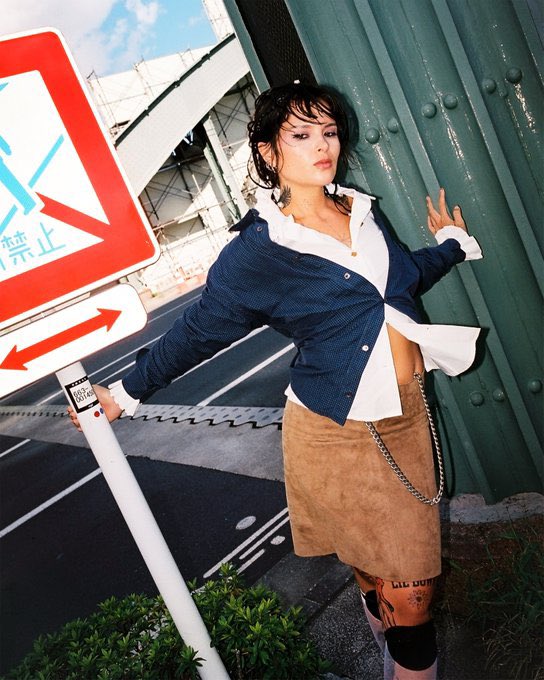 rollingstonejp's tweet photo. 【MILLENNIUM PARADE】Saya Grayが語る常田大希との交流
🔗 https://t.co/VR3Kr3DozQ

━━━━━━━━━━━━━━━━

サヤ：大希は母のお気に入りアーティストの一人なんです。彼と出会ったときに一緒に曲を作って、誰に参加してもらおうか話し合っていたときに「ダニエルなんてどう？」と私が提案して。ダニエルとは長い付き合いで、何年も彼のバンドでベースを弾いてきたから。それで彼を紹介したらファッション、アート、カルチャー……夢中になっているものが似ているから2人は意気投合して。で、一緒に何かやることになって。

大希は東京のカルチャーのハブみたいな存在だと思っているし、西洋のアーティストとコラボするのは素晴らしいことですよね。そろそろ世界に知られるべき時が来ている。

▼全文はこちら
🔗 https://t.co/VR3Kr3DozQ

#SayaGray #サヤ・グレー #MILLENNIUMPARADE  #ミレパ