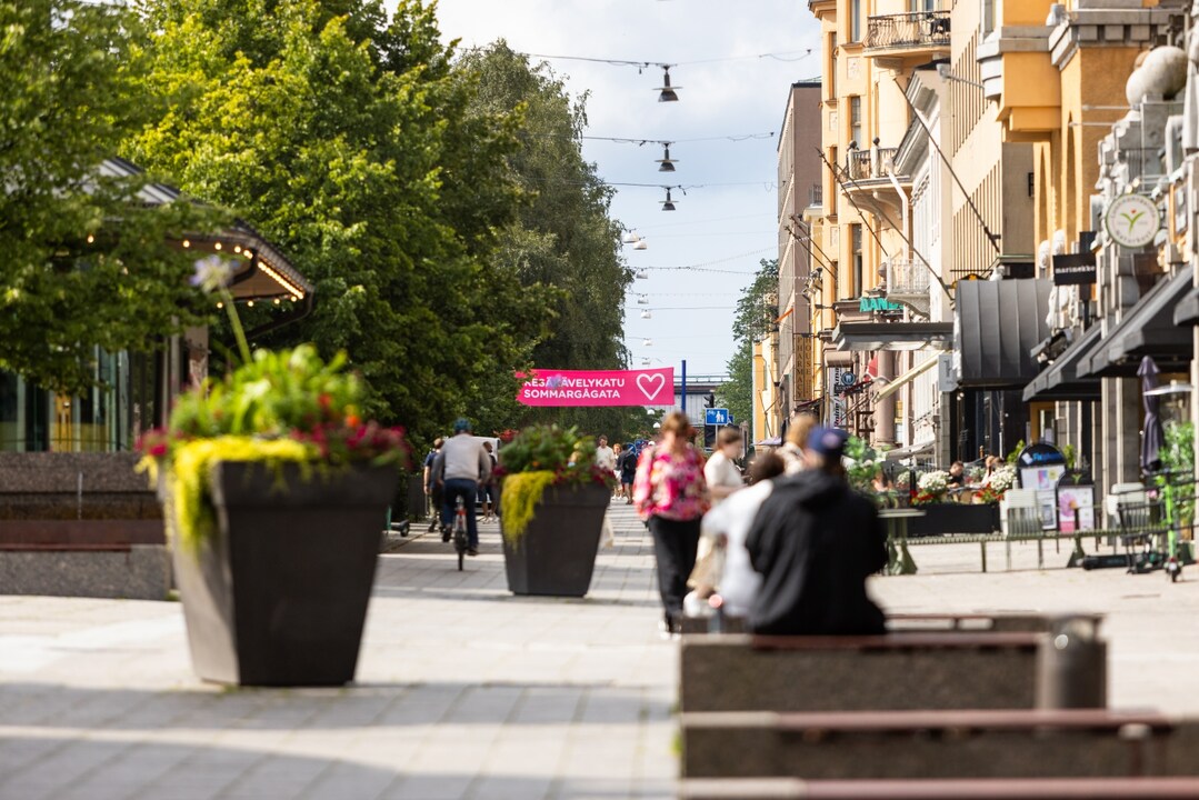 EUGreenCapital's tweet photo. #Vaasa is home to Finland’s greenest pedestrian street 🌿

Ranked among Finland’s top 10 by Elävät Kaupunkikeskustat ry, 2026 #EUGreenLeaf Vaasa stood out among 108 cities for its old lime trees, esplanade setting and vibrant city-centre location.

Read the news 👉 https://t.co/0fj7m3Tnqs

#GreenCities