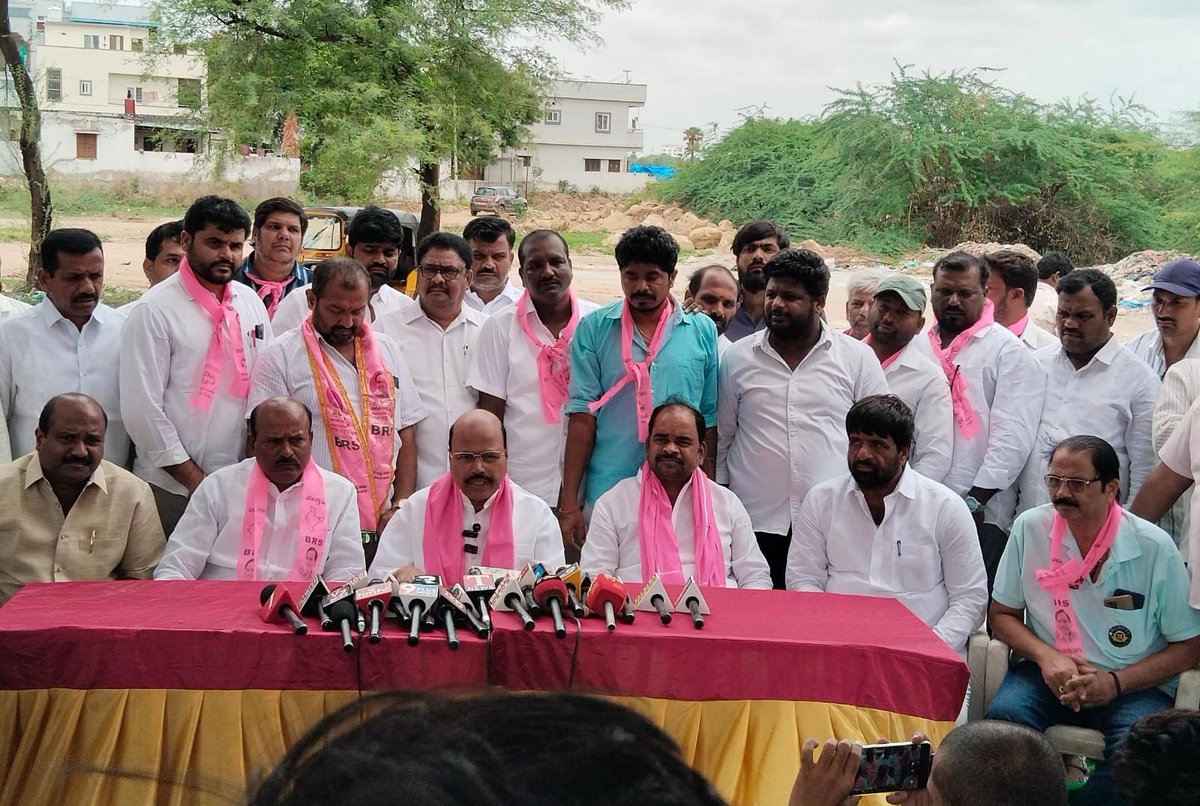 drr4567's tweet photo. తొర్రూరు డివిజన్, మునగనూరు గ్రామంలో కాంగ్రెస్ అధికార దాహానికి కబ్జాకి గురవుతున్న భూములను పరిశీలించిన జిల్లా బీఆర్ఎస్ అధ్యక్షులు,మాజీ ఎమ్మెల్యే మంచిరెడ్డి కిషన్ రెడ్డి గారు మరియు బీఆర్ఎస్ రాష్ట్ర నాయకులు దండెం రాంరెడ్డి గారు, బీఆర్ఎస్ సీనియర్ నాయకులు వంగేటి లక్ష్మారెడ్డి గారు https://t.co/Rcwi16q6AJ
