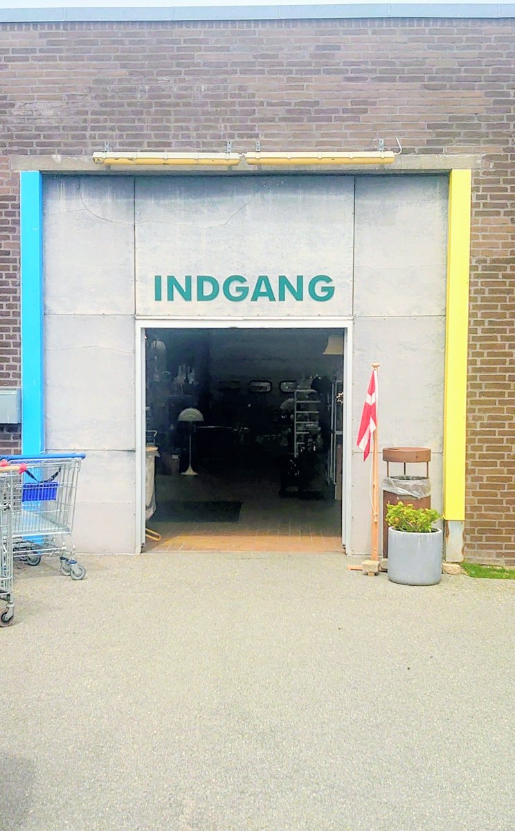 GarLarPe's tweet photo. Hiding in plain sight in this Danish flea market, an early William Moorcroft (1872-1945) vase for James McIntyre, where he transitioned from an art graduate into a master ceramicist, honing the foundational skills, and chemical mastery that defined his legacy. #Serendipity https://t.co/5wMNCQTjrq