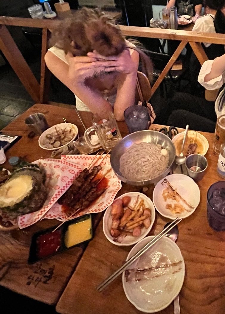 deimo___'s tweet photo. 여자 세명이서 
소주 4병이랑 맥주 17잔 마시고 남겨진 것 : 
왜삿는지모를 불닭소스 https://t.co/eysQyzs3wa