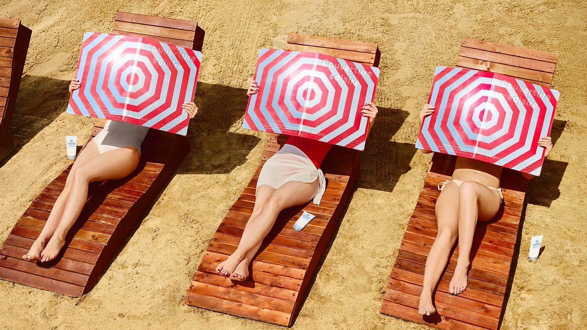 creapills's tweet photo. L'association Melanoma Canada détourne le vieux réflecteur solaire en couverture de livre géante pour lire à la plage sans y laisser sa peau. ☀️

Le réflecteur servait autrefois à concentrer les rayons sur le visage. Ici, la Couverture Solaire fait l'inverse : posée à plat comme un parasol, elle garde tout le haut du corps du lecteur à l'ombre. Une idée de l'agence Rethink Canada qui rappelle les risques de cancer de la peau liés au soleil.