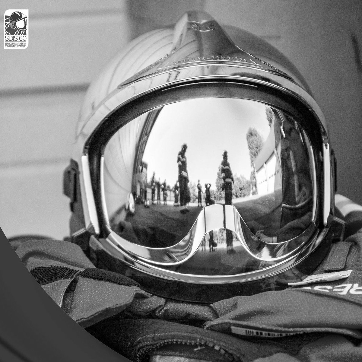 Pompiers60's tweet photo. #Décès | Les #pompiers60 adressent leurs plus sincères condoléances à la famille, aux proches, ainsi qu'aux camarades du sapeur-pompier volontaire du #SDIS73 , décédé en service commandé lors d'une intervention sur un #Feu d'espace naturel. https://t.co/yZ9CCMT4hj
