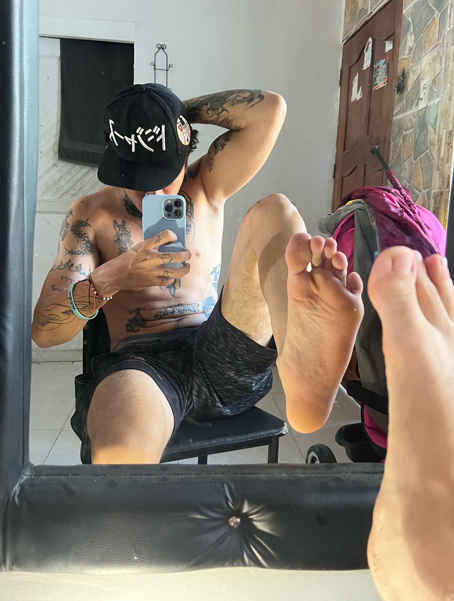 FindomJhoad's tweet photo. Look at me, don’t stop looking at me, just come to my loser, I want to have fun with you NOW😈🫵🏻

#feet #findom #cashmaster #paypig #humimiation #theboss #RT https://t.co/NydNEanqKS