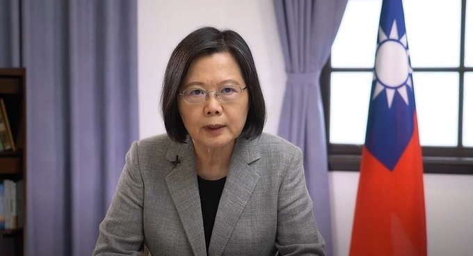 ty97633879's tweet photo. 转：大陆一名小粉红翻墙到蔡英文的推特留言：你口口声声说“民主”好，老子今天特意翻墙骂你，让你知道知道“民主”有什么好？     蔡英文回复：“民主”就是台湾民众不需要翻墙就可以骂我。在我面前你自称“老子”，我一笑而过，你在你那边的村长、所长面前自己称“老子”的话，这结果你比我清楚！ https://t.co/XILRqQcN8U