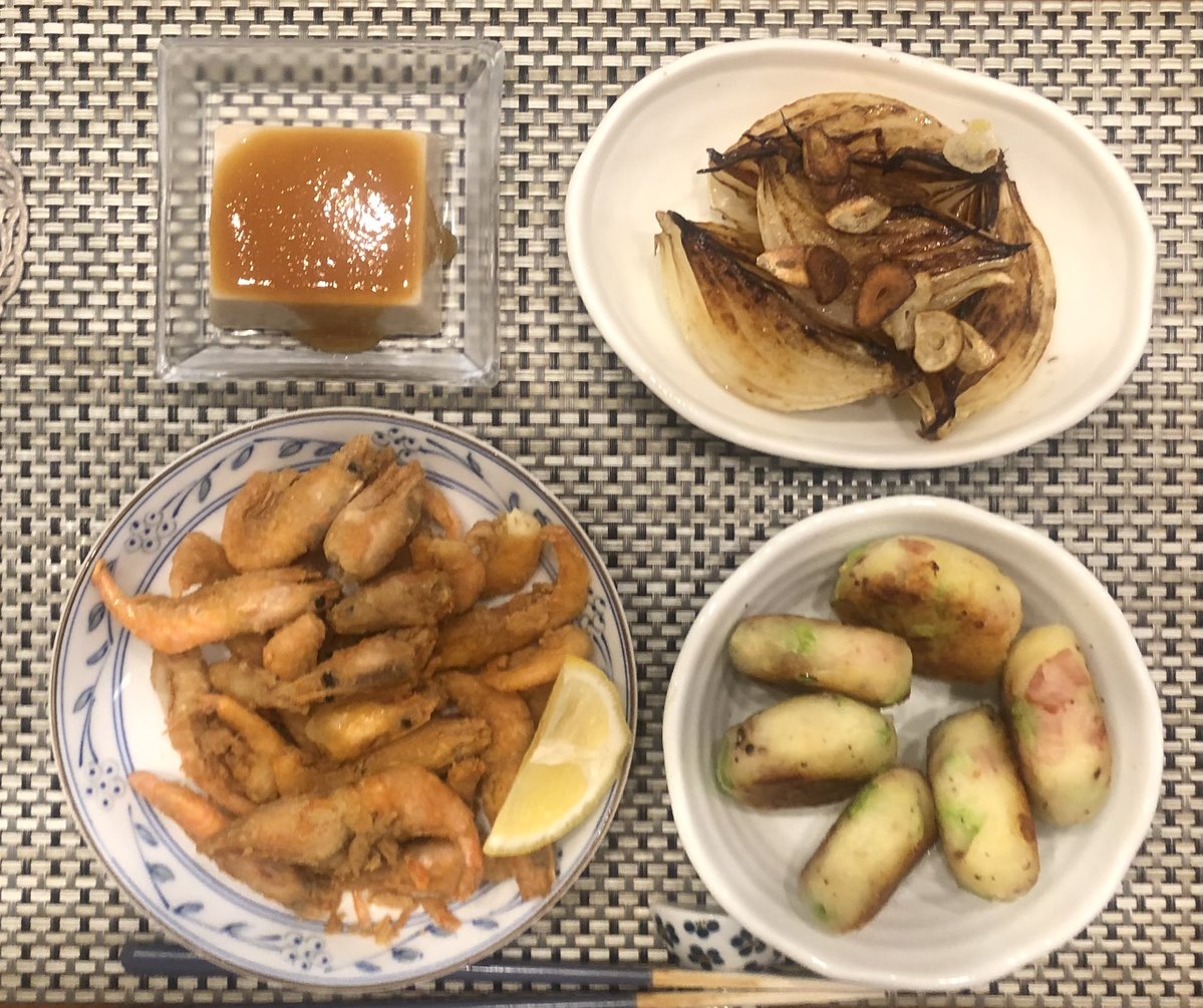 m562212's tweet photo. 夕食のパパごはん😋

甘海老の唐揚げ(冷凍)
玉ねぎの
にんにく風味焼き(パパ)
枝豆ベーコンじゃが餅(パパ)
胡麻豆腐(市販)
#おうちごはん https://t.co/2xbDUrwpoY