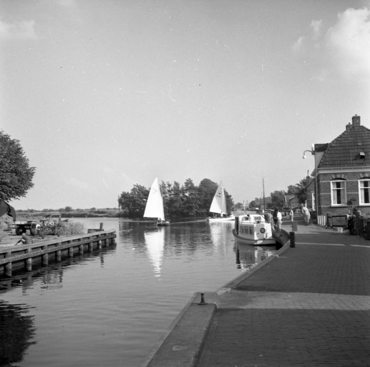 GA_SWL's tweet photo. Zomer in het archief 🌞 | Zomerse dagen op het kanaal Steenwijk-Ossenzijl, bij de Motorkade in Ossenzijl. Wie voer hier vroeger ook wel eens langs?

📸 153 Collectie JosPe, jaartal onbekend. https://t.co/hjcJghhRWM