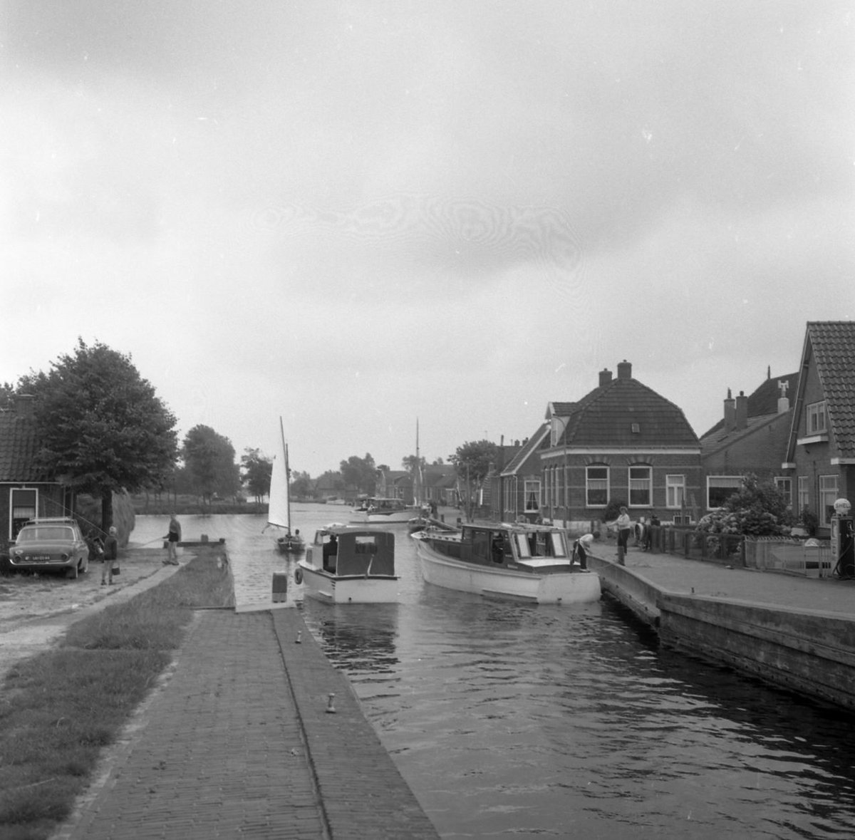 GA_SWL's tweet photo. Zomer in het archief 🌞 | Zomerse dagen op het kanaal Steenwijk-Ossenzijl, bij de Motorkade in Ossenzijl. Wie voer hier vroeger ook wel eens langs?

📸 153 Collectie JosPe, jaartal onbekend. https://t.co/hjcJghhRWM