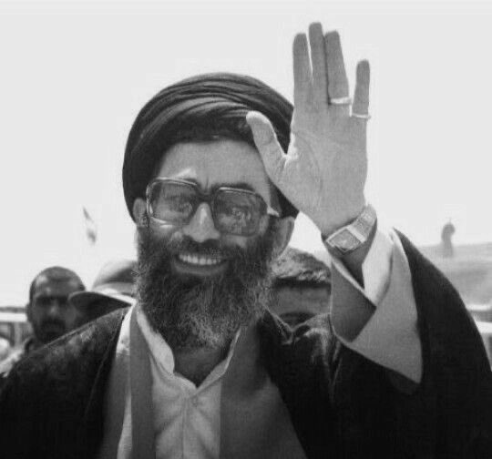 Mobtala_n's tweet photo. سر خم می شکسته‌ست
که تمام شهر مست است https://t.co/pwLiDXb5Tp