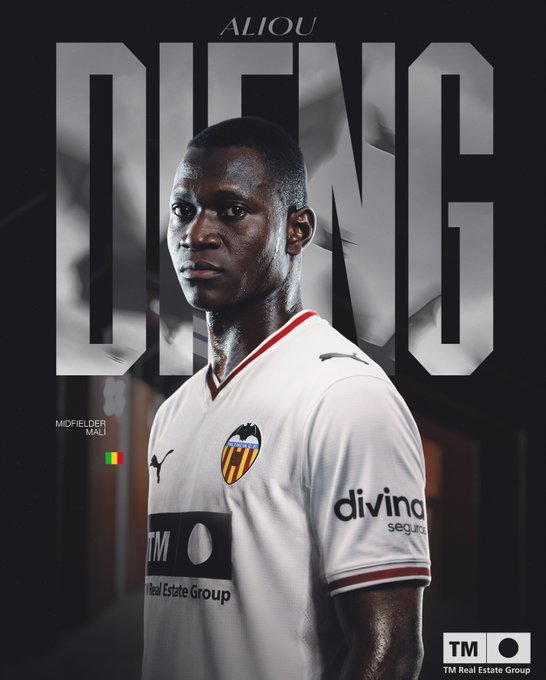 DeadlineDayLive's tweet photo. 📝 𝗗𝗘𝗔𝗟 𝗗𝗢𝗡𝗘: Valencia have signed Aliou Dieng from Egyptian side Al Ahly SC on a 2-year contract.

Fee around €500,000.

(Source: @valenciacf) https://t.co/3bN8XyIScV