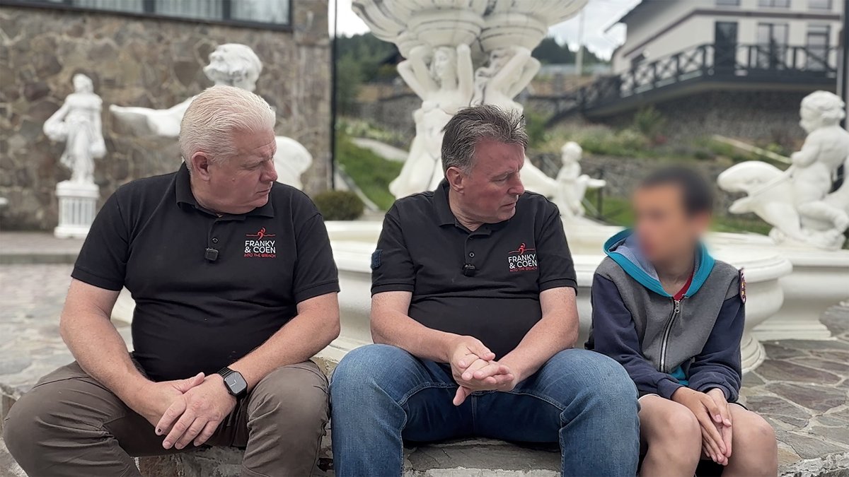 FrankyandCoen's tweet photo. Door de ogen van Franky
''Sascha van 12 is niet bang''

Sascha is twaalf en woont in Kherson.
Hij woont bij zijn oma en dat vindt hij leuk. Zijn vader leeft niet meer. Ik heb hem niet gevraagd wat er met zijn vader is gebeurd, maar ik denk het antwoord wel te weten. Zijn moeder vecht vrijwillig aan het front.

Vorige week heb ik Sascha leren kennen tijdens de kindervakantie die wij voor oorlogskinderen organiseerden. We hebben uitgebreid met elkaar gesproken. Niet alleen over voetbal, gamen en de vakantie, maar ook over zijn leven thuis.

Op vakantie mag Sascha buiten spelen.
In Kherson mag dat niet.
Maar hij doet het stiekem toch. Want een jongen van twaalf blijft niet altijd binnen.
En Sascha is niet bang.

Sascha vertelde dat hij ook niet bang is voor raketten of KAB's, de zware vliegtuigbommen.
Sterker nog, hij vertelde dat hij samen met zijn vriendjes, die vaak ook niet buiten mogen spelen, wel eens op zoek gaat naar drones die ergens op straat zijn neergekomen.

Levensgevaarlijk.
Maar Sascha is twaalf.
Hij kan de gevaren nog niet helemaal overzien. In Kherson zijn al kinderen omgekomen door droneaanvallen.

Maar Sascha is niet bang.
Dat zegt hij, maar als het echt heel hard wordt, verstopt Sascha zich in de badkamer. En heel soms in een kast.

Tijdens de vakantie zagen we hem veranderen. Volgens de begeleiders was hij de eerste dag stil en teruggetrokken. Een paar dagen later rende hij lachend over het terrein, speelde met andere kinderen en genoot zichtbaar van alles wat hij mocht doen.

Op vakantie mag Sascha buiten spelen.
En hoeft hij even echt niet bang te zijn.

Maar aan iedere vakantie komt helaas een einde. En hoe moeilijk dat ook is, de kinderen moeten dan weer terug naar huis. Dinsdag ging Sascha weer terug naar Kherson. Terug naar zijn oma. Terug naar een stad waar hij eigenlijk niet buiten mag spelen. Maar ik weet bijna zeker dat hij het toch weer gaat doen. Want Sascha is twaalf. En Sascha is niet bang.

Voordat hij vertrok, beloofde ik hem dat hij volgend jaar weer mee mag op kindervakantie.
Hij glimlachte.
Ik glimlachte terug.

Maar diep van binnen dacht ik aan iets heel anders.
Als Sascha volgend jaar tenminste nog leeft.
Want Sascha is niet bang.
En Sascha woont in Kherson.

Vandaag schrijf ik over Sascha.
Maar deze column had net zo goed over Vadim kunnen gaan. Of Natacha, Igor, Irina. Of een van de andere meer dan vijftig kinderen die we dinsdag hebben uitgezwaaid, want ze wonen in Kherson, Zaporizja of elders aan het front.

#standwithukraine
#help #steun #oekraine